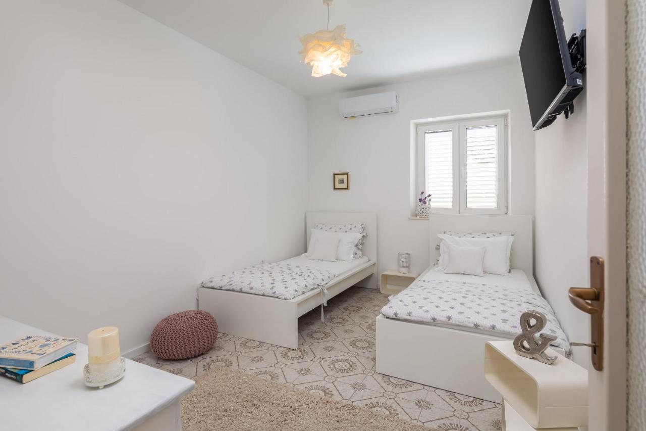 Blue Lagoon Beach Apartments Dugi Rat Exteriér fotografie